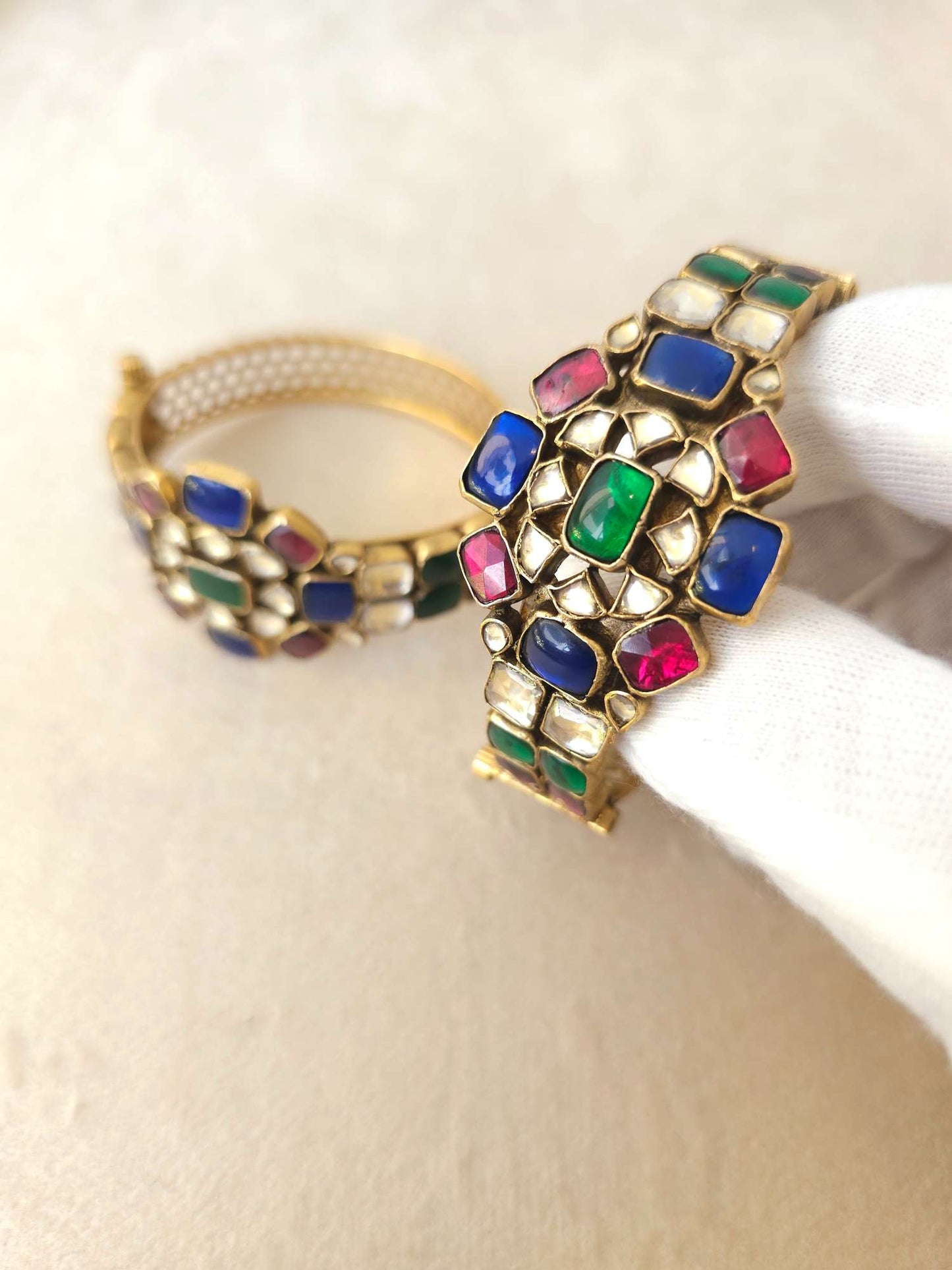 Tripolia antique oval bangle