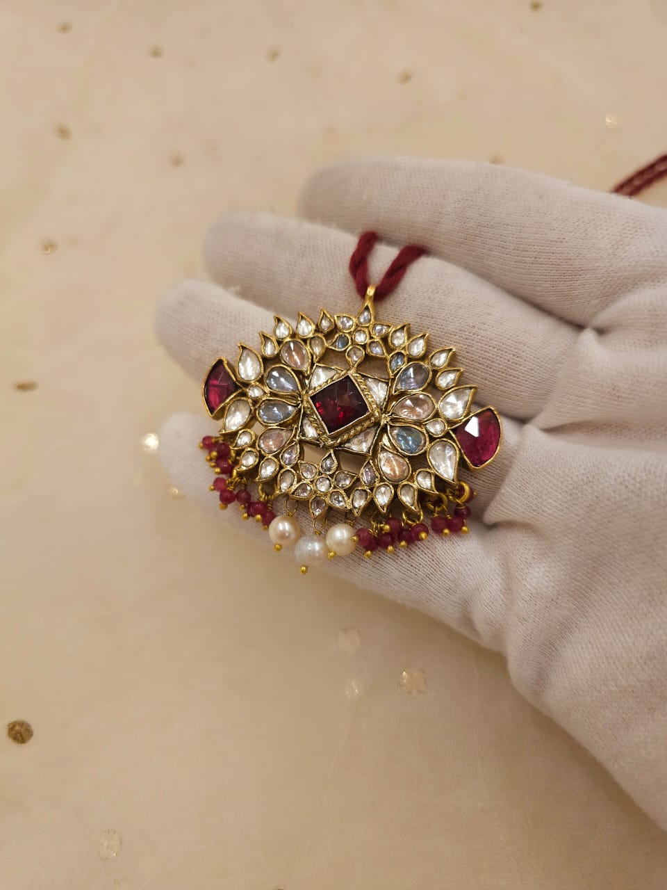 Shy Di pendant necklace
