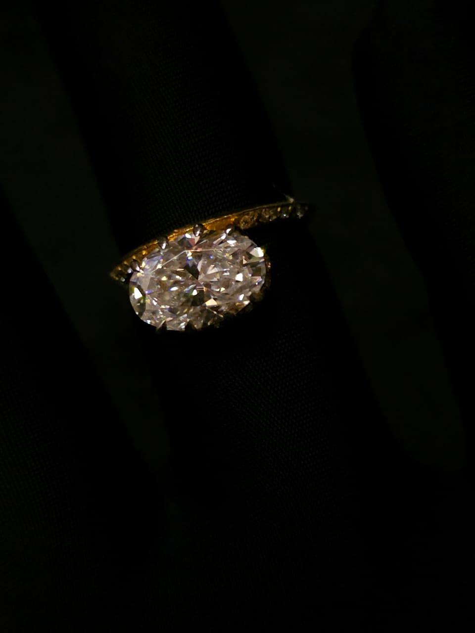 Oval moissanite diamond ring