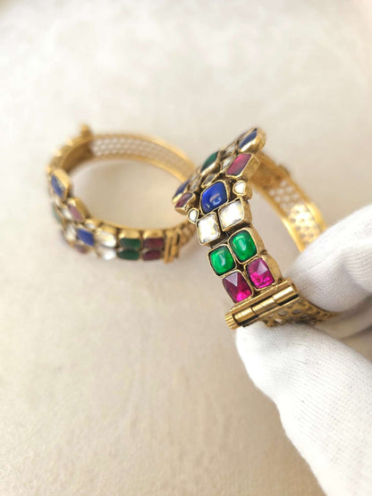 Tripolia antique oval bangle