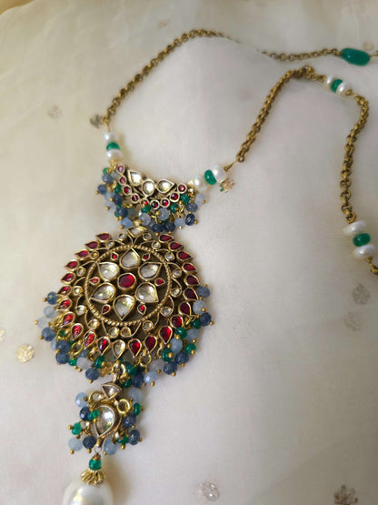 Amber queen necklace