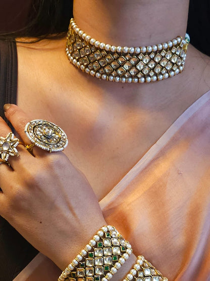 The galta gate sleek choker