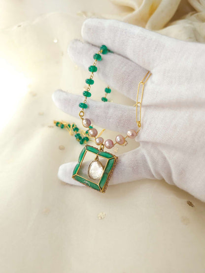The third gate onyx necklace