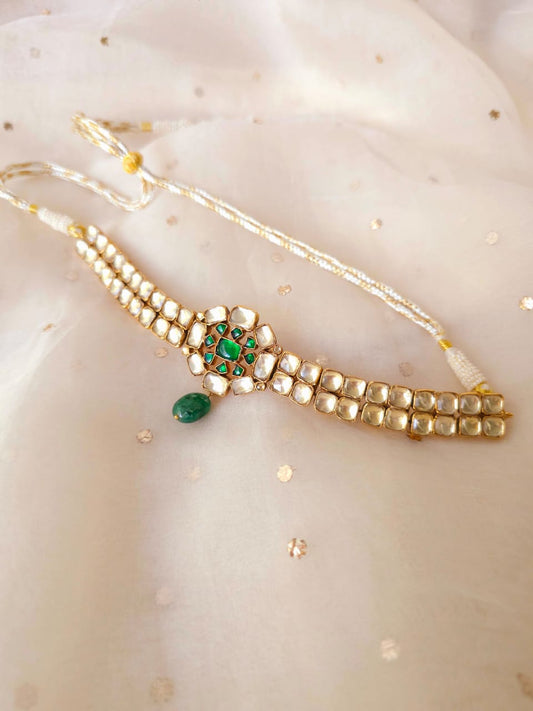 The green gate choker
