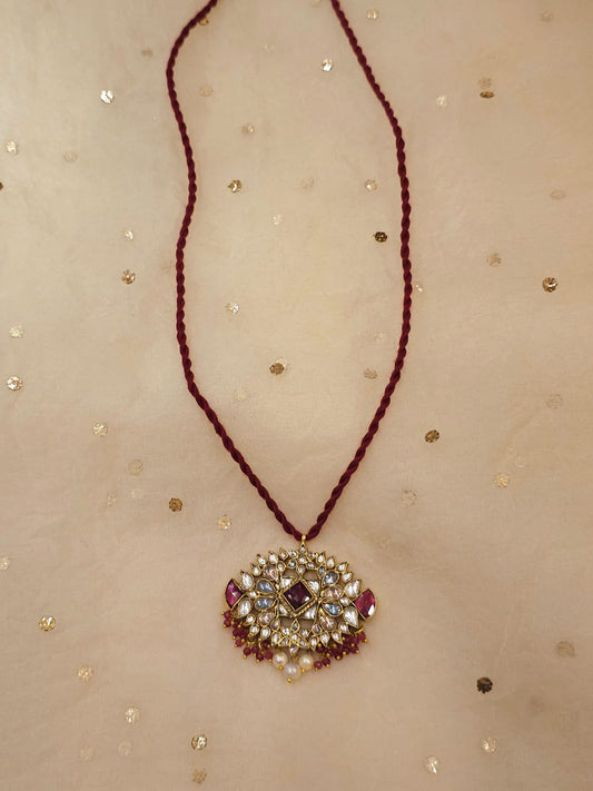 Shy Di pendant necklace
