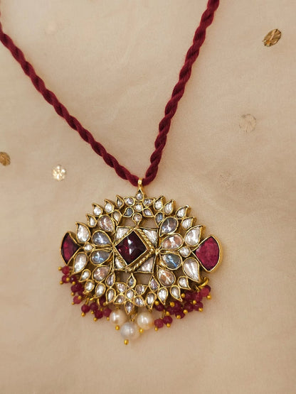 Shy Di pendant necklace