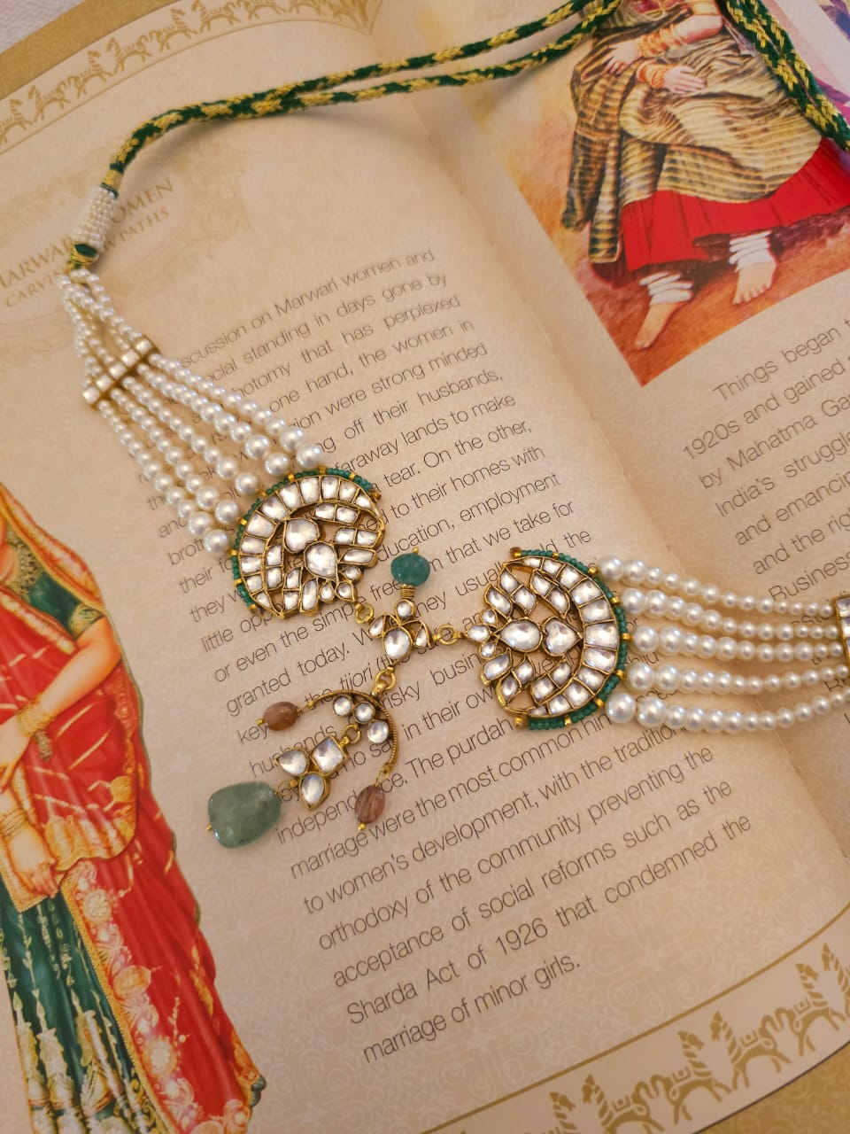 Vijada flexible pearl necklace
