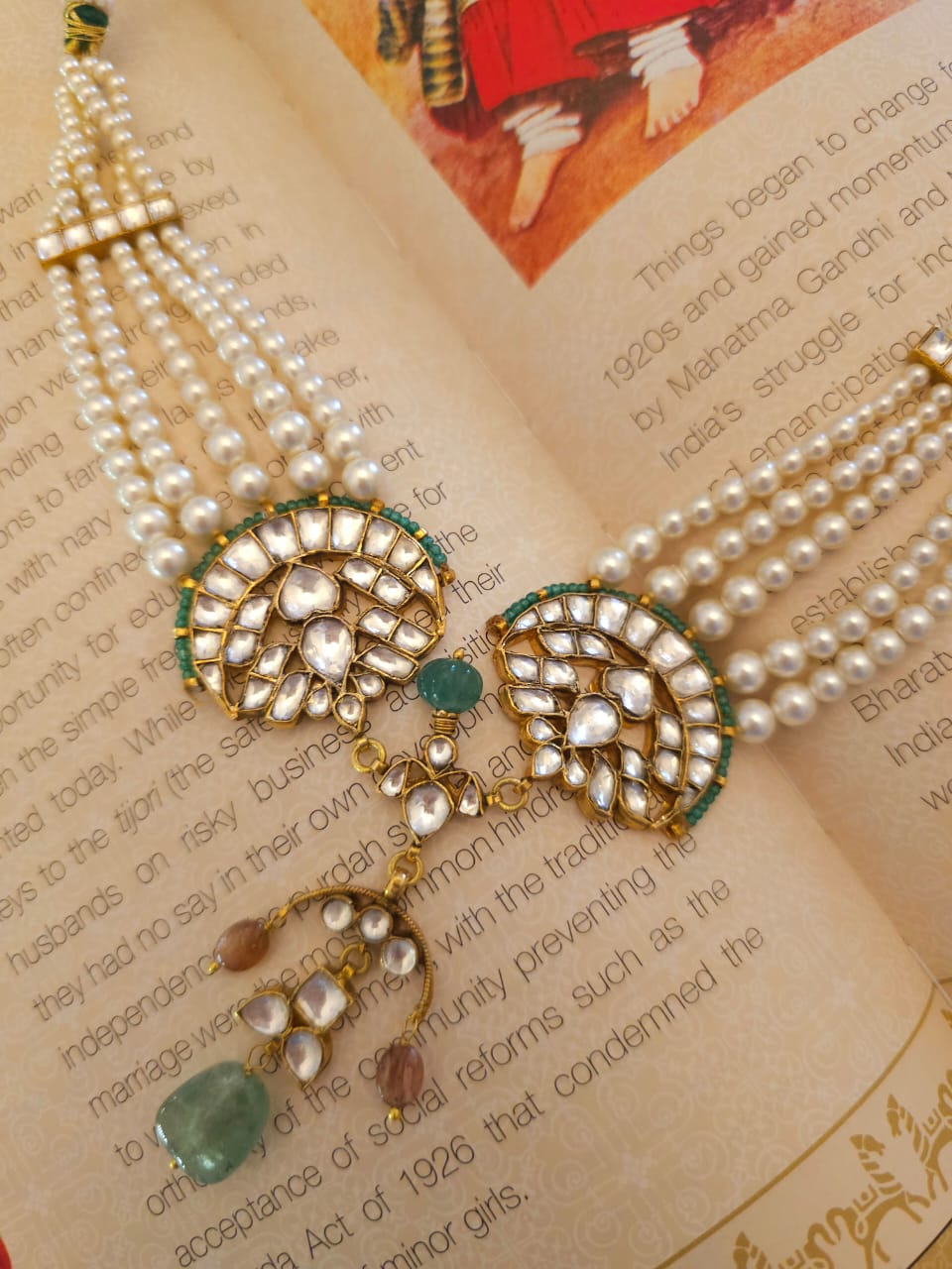 Vijada flexible pearl necklace