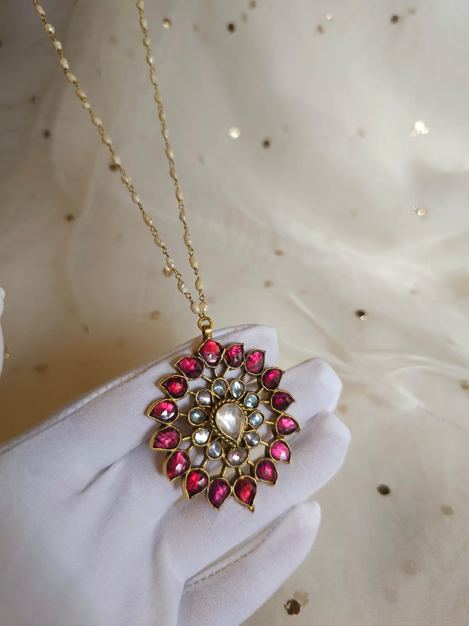 Shy Di pendant necklace