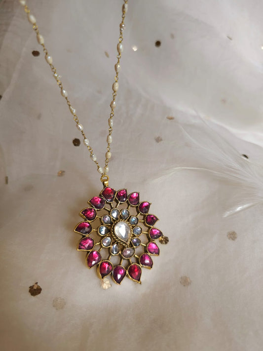 Shy Di pendant necklace