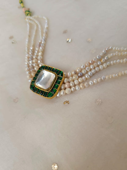 Marshmallow pillow pearl choker