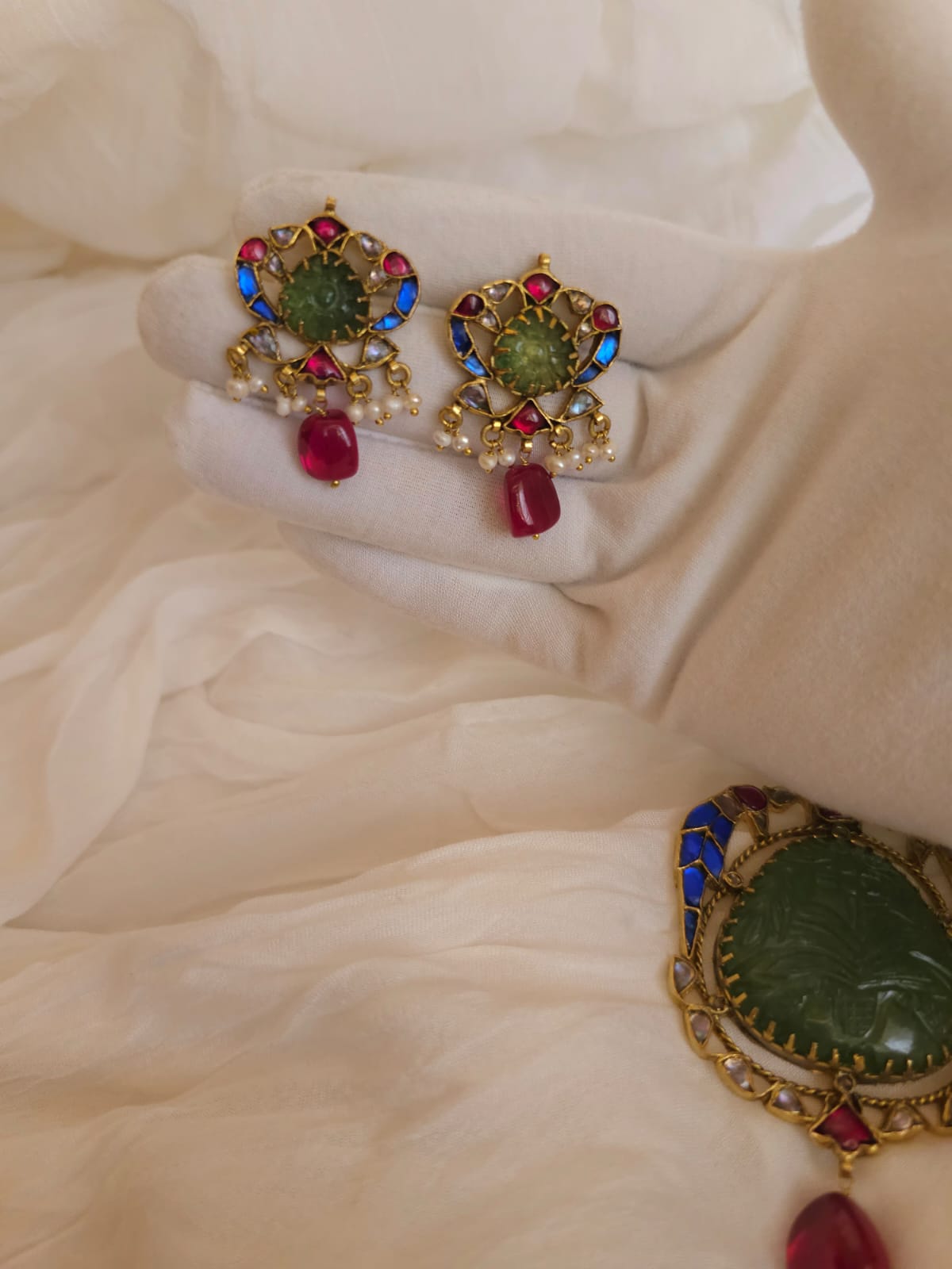 The sacred blue peacock spinel necklace set