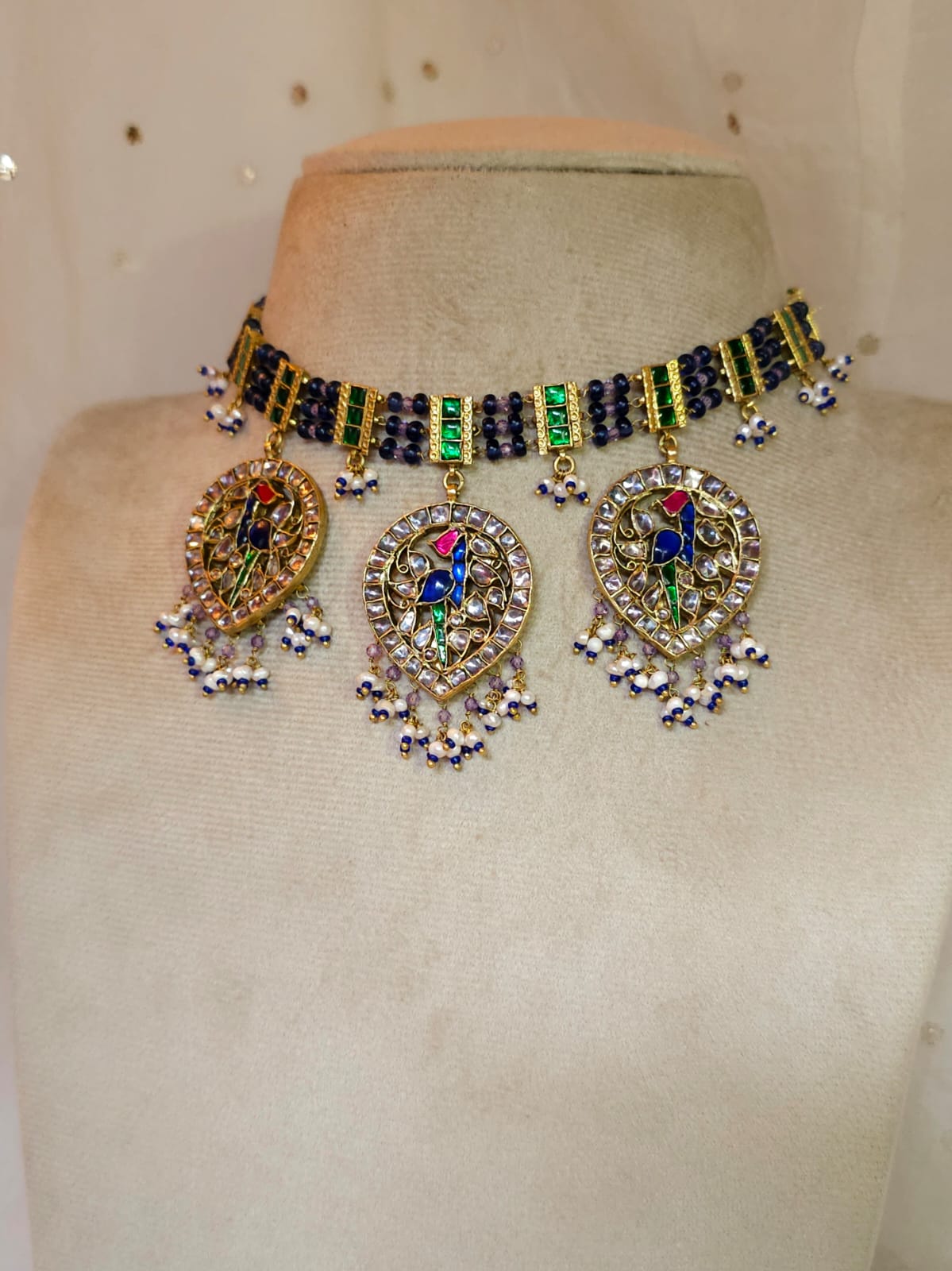 Queen ayesha totem choker set