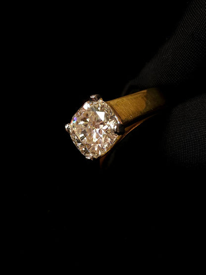 Cushion moissanite diamond ring